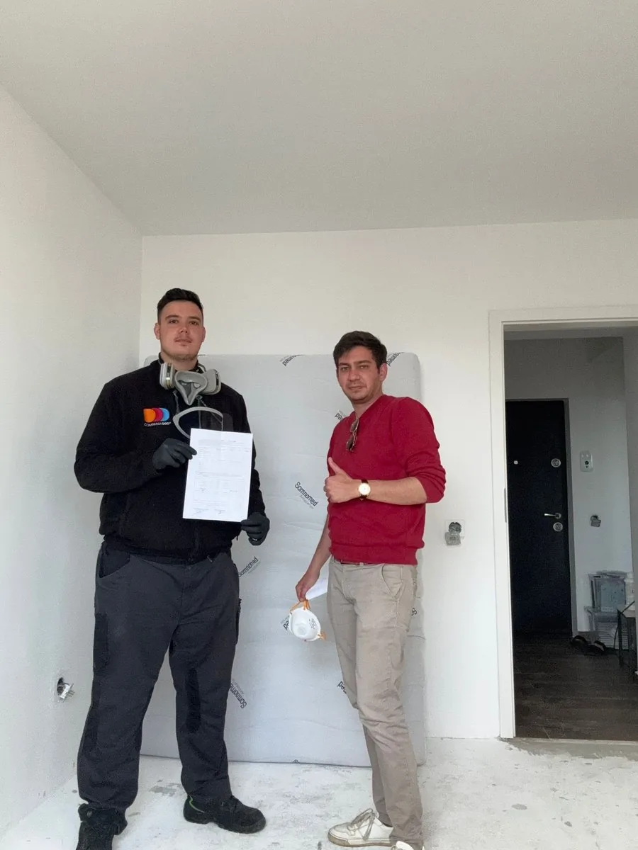 Operator Compania DDD tratând o saltea infestată